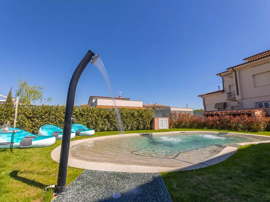 Immagine 8 di Attività commerciale in vendita  a Lucca