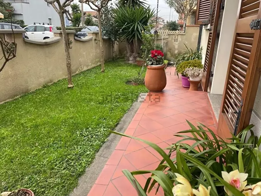 Immagine 3 di Villa in vendita  a Viareggio