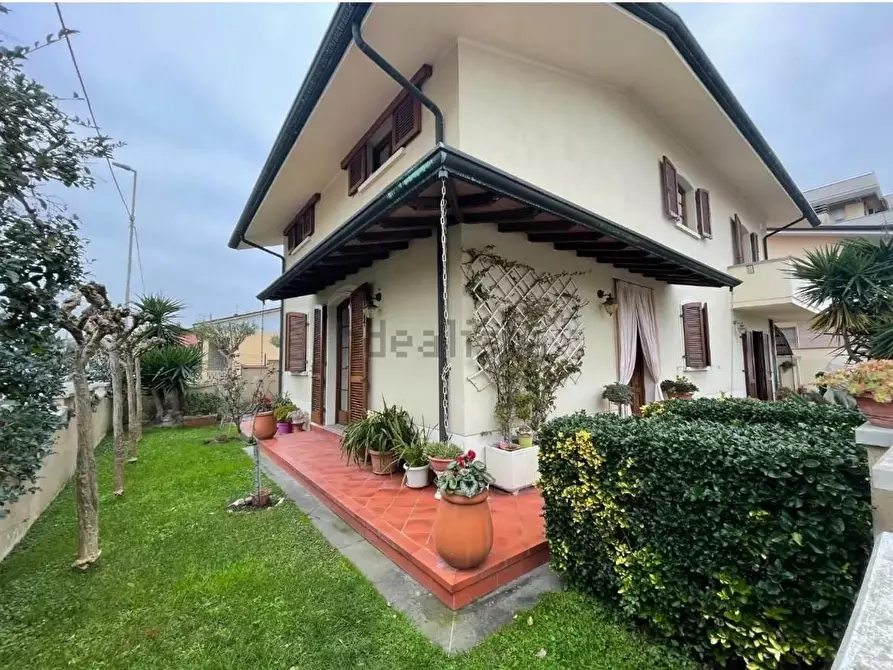 Immagine 2 di Villa in vendita  a Viareggio