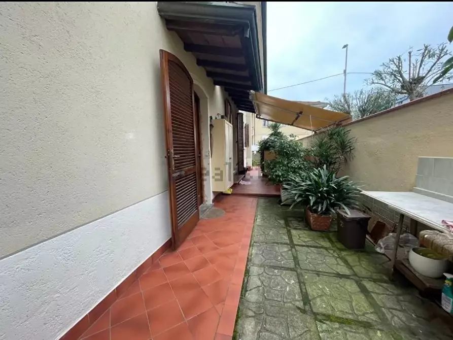 Immagine 6 di Villa in vendita  a Viareggio