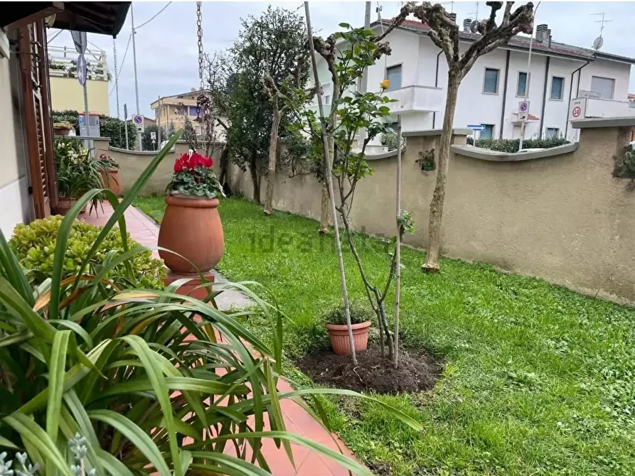 Immagine 5 di Villa in vendita  a Viareggio