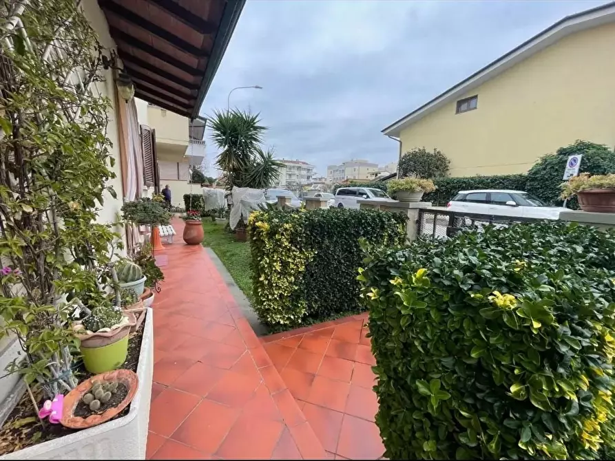 Immagine 9 di Villa in vendita  a Viareggio