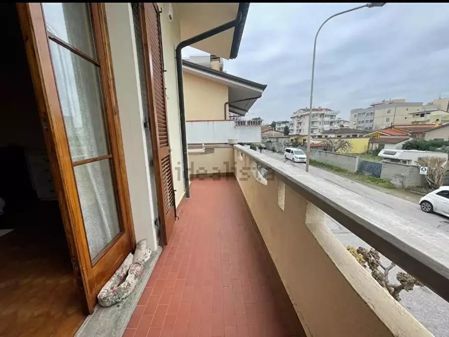 Immagine 38 di Villa in vendita  a Viareggio