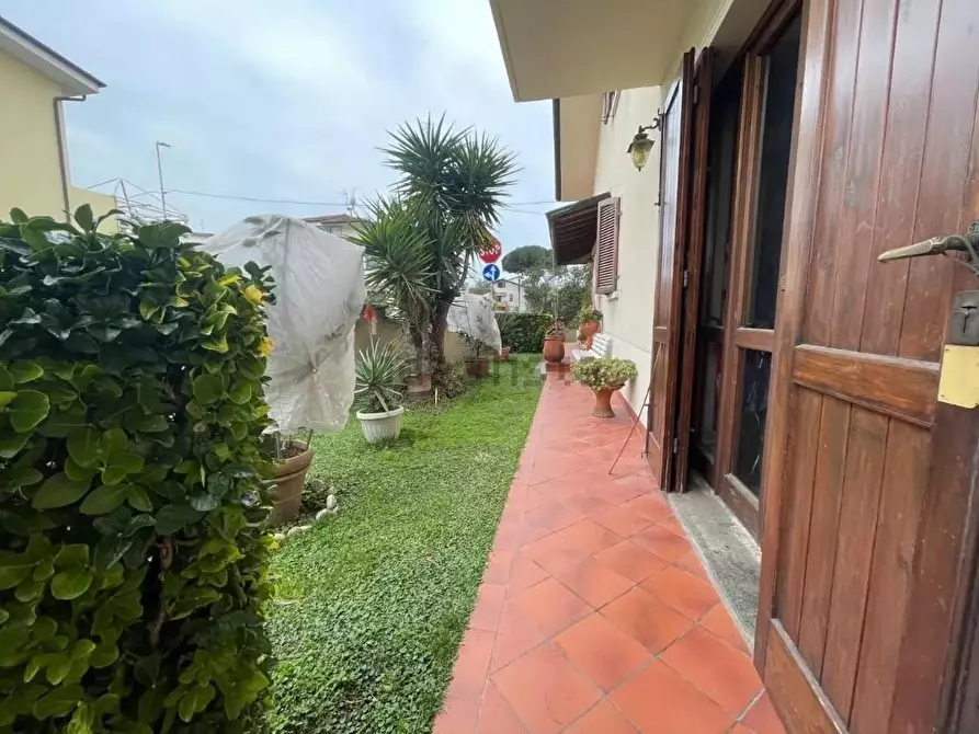 Immagine 10 di Villa in vendita  a Viareggio