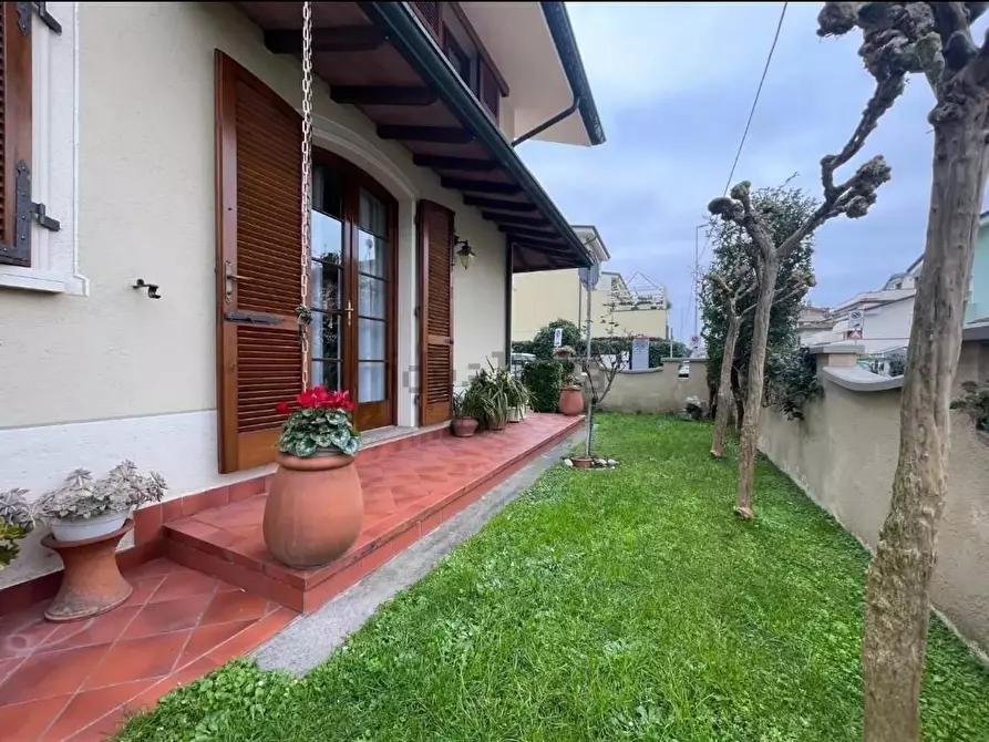 Immagine 8 di Villa in vendita  a Viareggio
