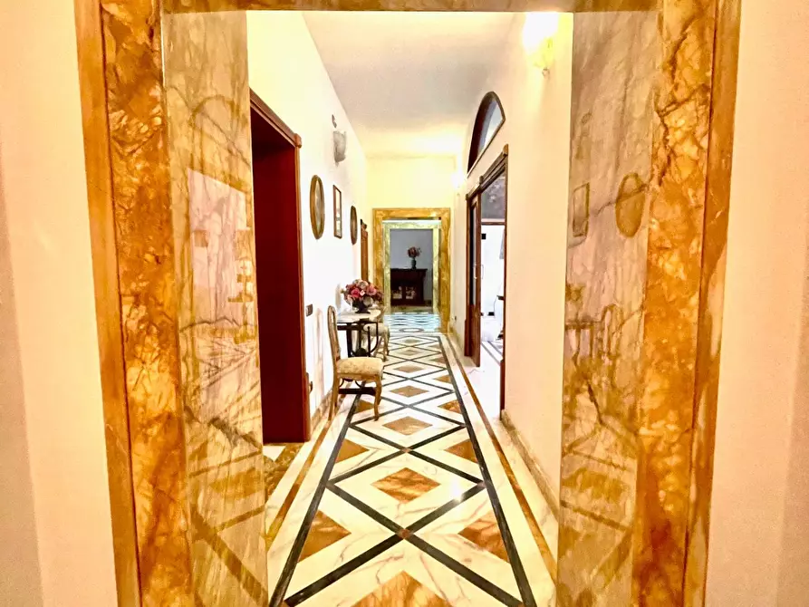 Immagine 2 di Appartamento in vendita  a Massa