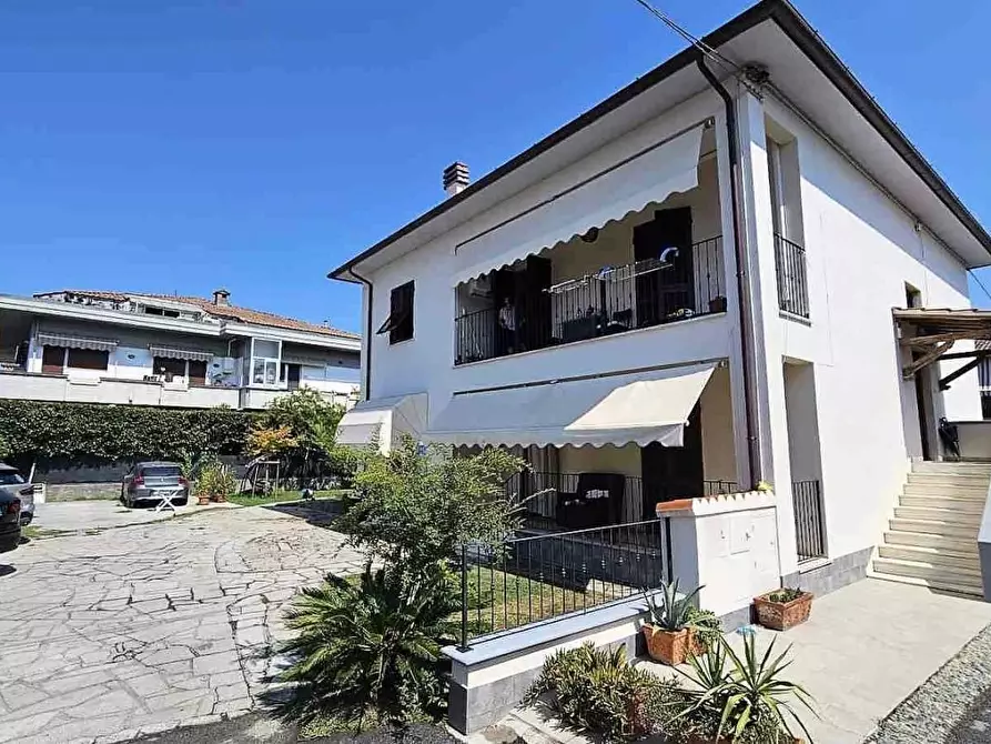 Immagine 2 di Appartamento in vendita  a Massa