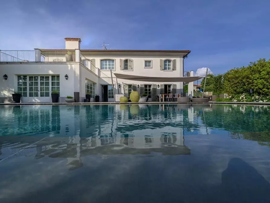 Immagine 2 di Villa in vendita  a Forte Dei Marmi