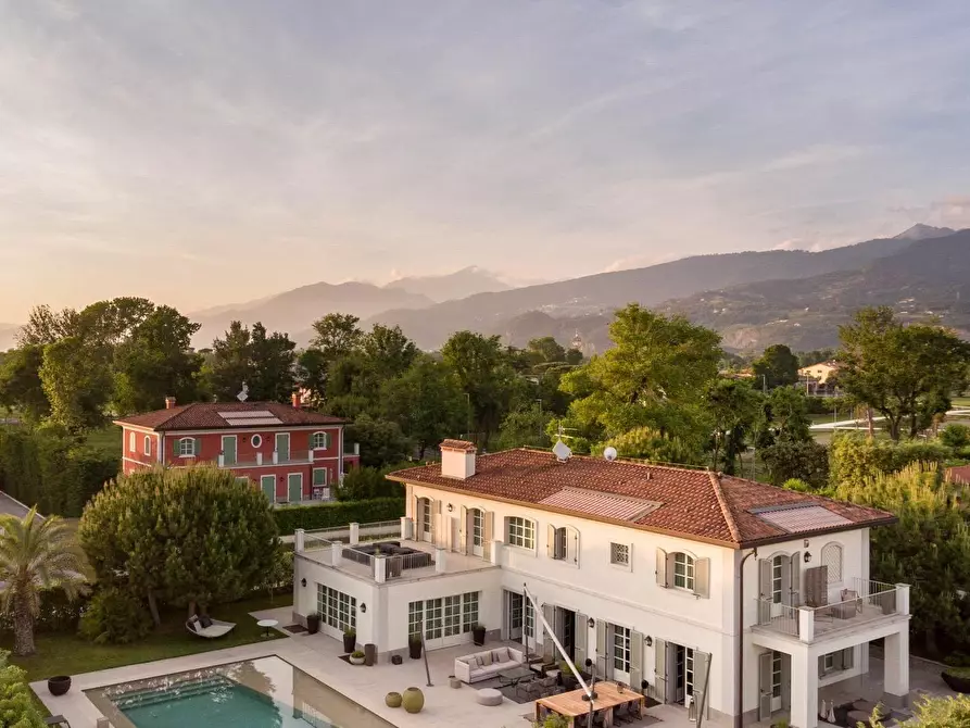 Immagine 12 di Villa in vendita  a Forte Dei Marmi