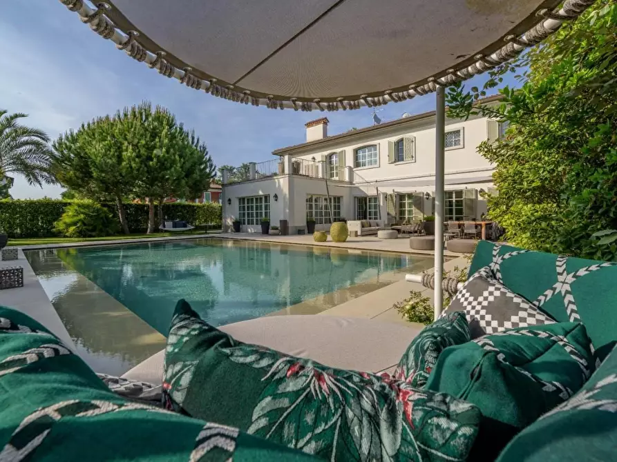 Immagine 7 di Villa in vendita  a Forte Dei Marmi