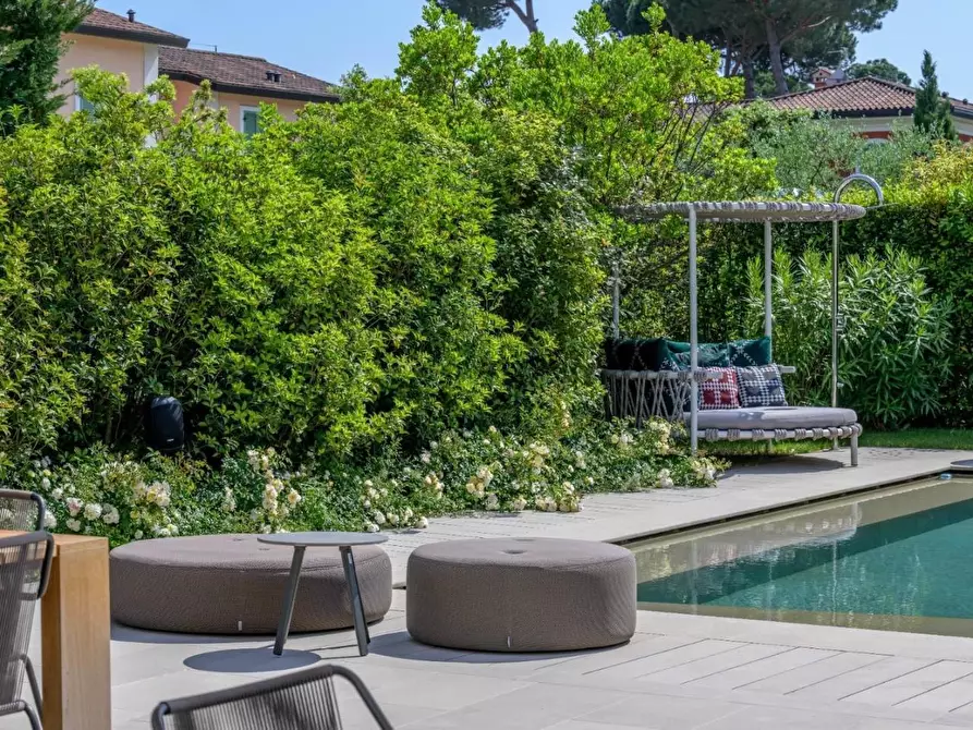 Immagine 4 di Villa in vendita  a Forte Dei Marmi