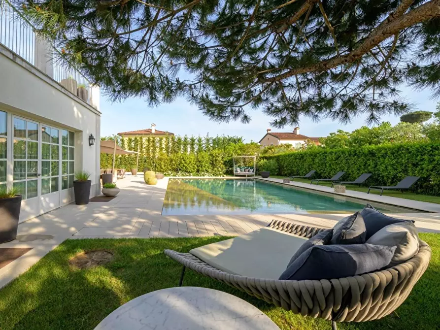 Immagine 10 di Villa in vendita  a Forte Dei Marmi