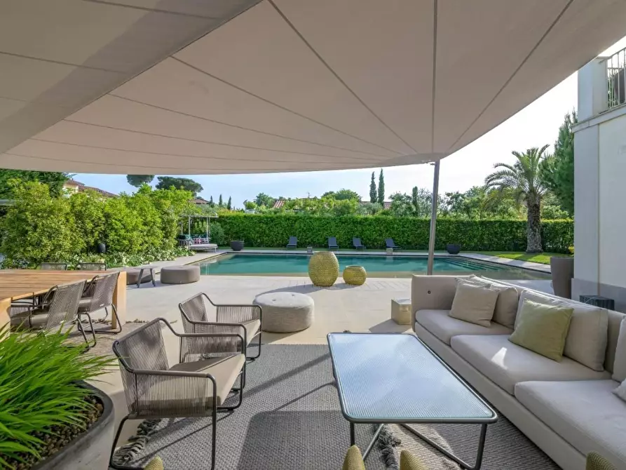 Immagine 3 di Villa in vendita  a Forte Dei Marmi