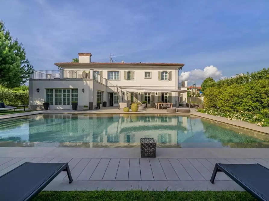 Immagine 1 di Villa in vendita  a Forte Dei Marmi