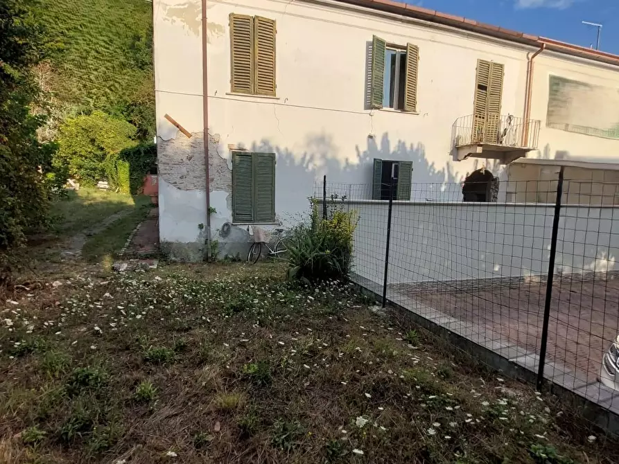 Immagine 1 di Porzione di casa in vendita  a Massa