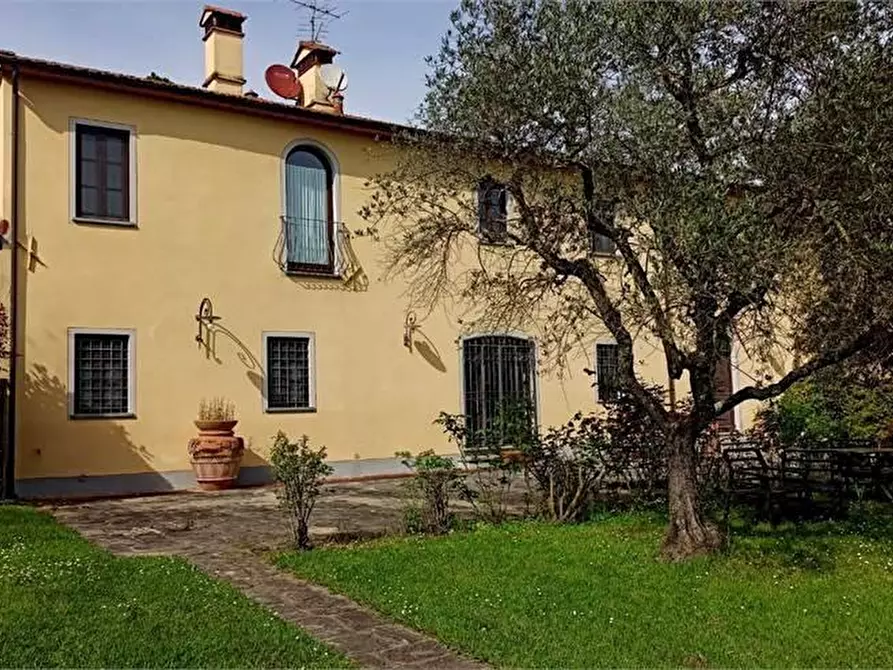 Immagine 1 di Casa colonica in vendita  a Pistoia