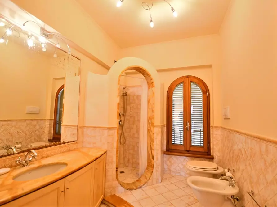 Immagine 10 di Villa in vendita  a Forte Dei Marmi