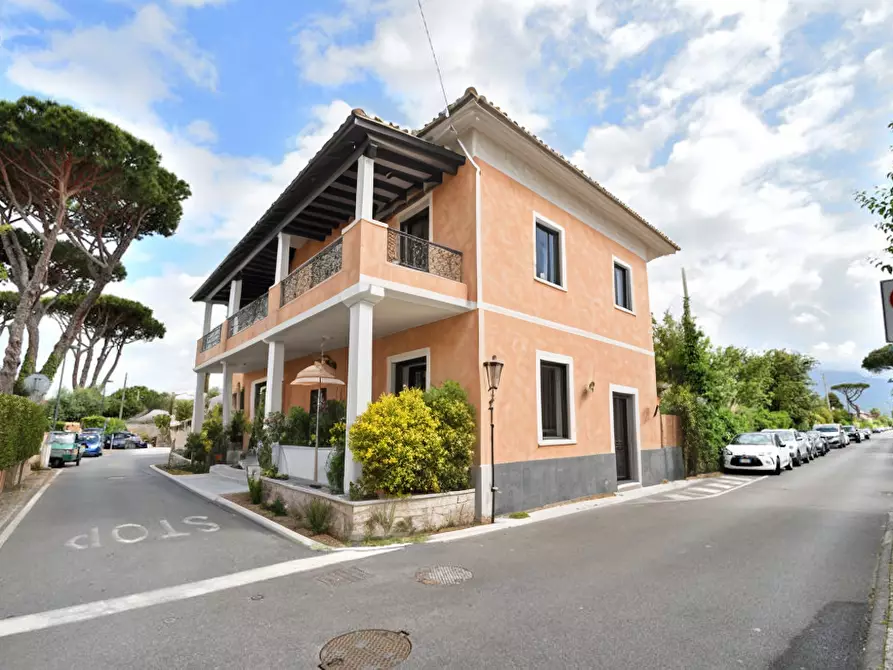 Immagine 1 di Villa in vendita  a Forte Dei Marmi