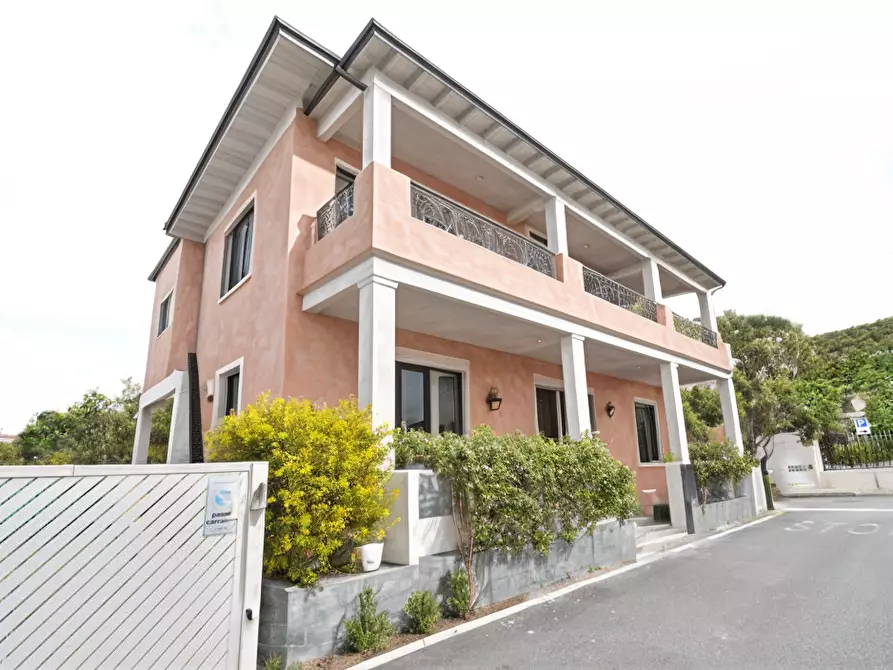 Immagine 2 di Villa in vendita  a Forte Dei Marmi