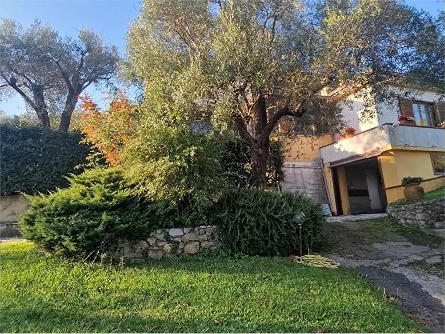 Immagine 1 di Casa quadrifamiliare in vendita  a Pietrasanta