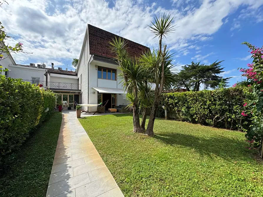 Immagine 22 di Villetta a schiera in vendita  a Montignoso