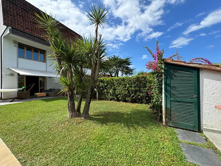 Immagine 23 di Villetta a schiera in vendita  a Montignoso