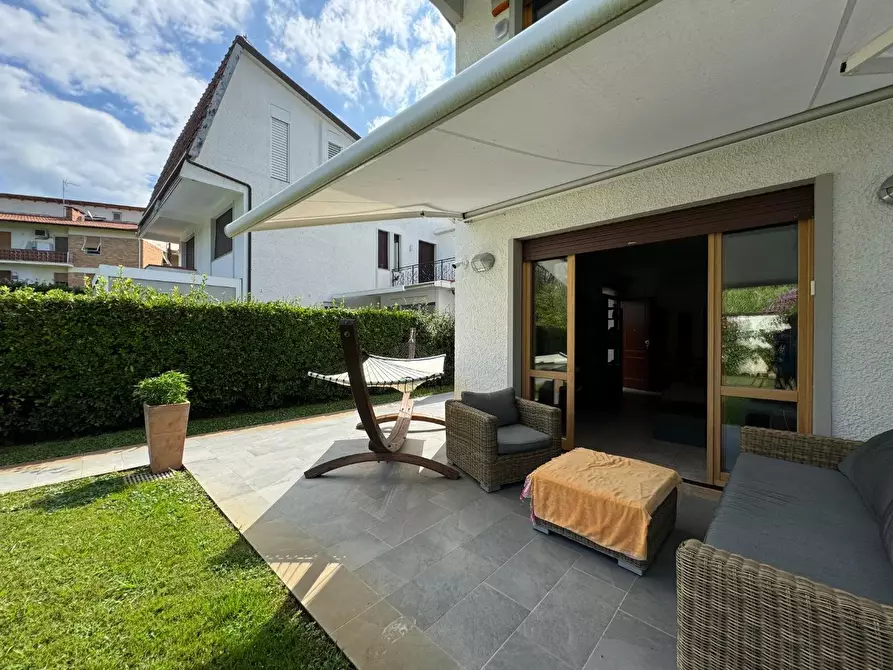 Immagine 20 di Villetta a schiera in vendita  a Montignoso