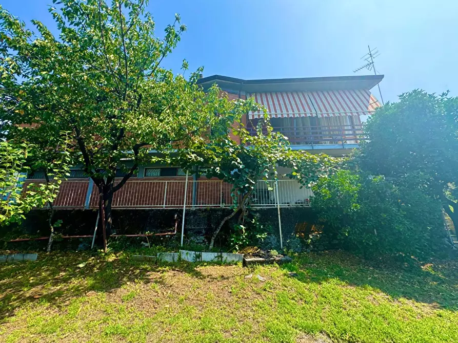 Immagine 15 di Villa in vendita  a Massa