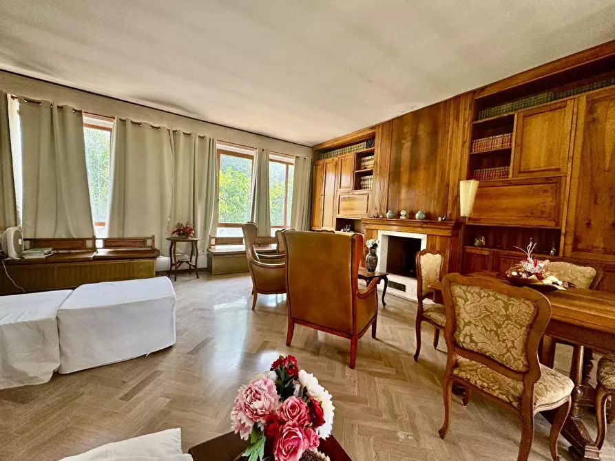 Immagine 2 di Villa in vendita  a Massa