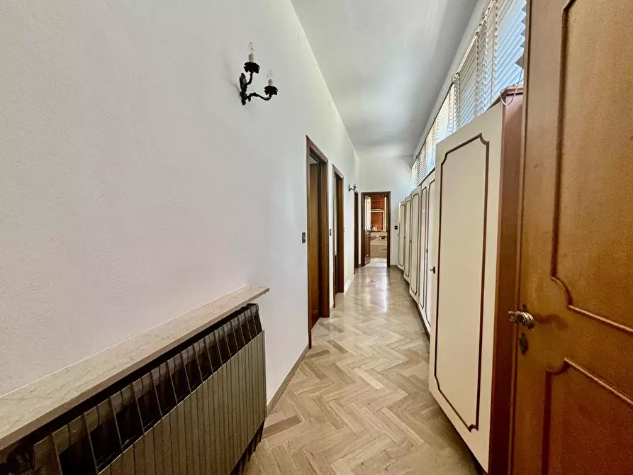 Immagine 9 di Villa in vendita  a Massa