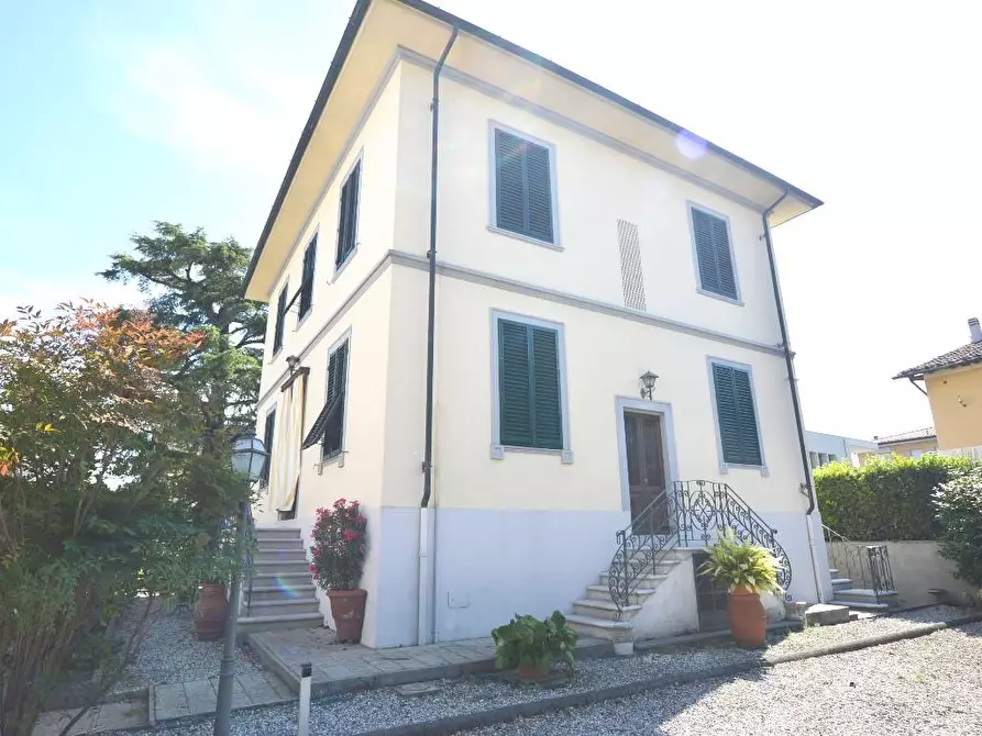 Immagine 2 di Villa in vendita  a Lucca