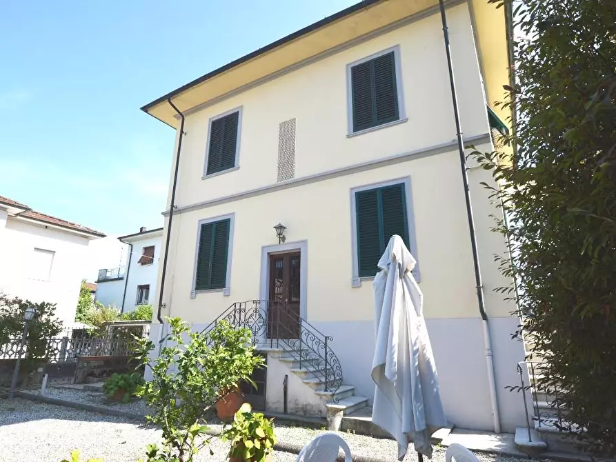 Immagine 1 di Villa in vendita  a Lucca