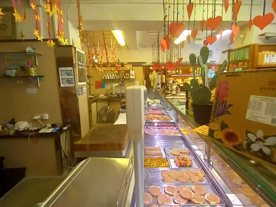 Immagine 6 di Attività commerciale in vendita  a Lucca