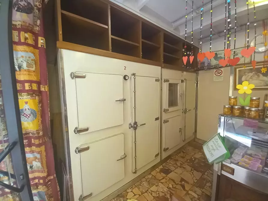 Immagine 3 di Attività commerciale in vendita  a Lucca