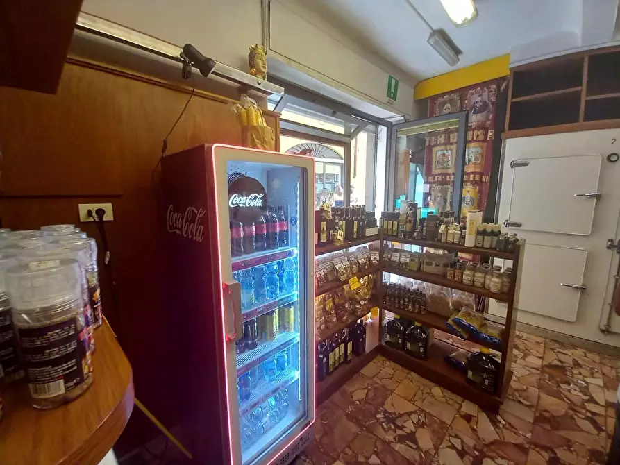 Immagine 2 di Attività commerciale in vendita  a Lucca
