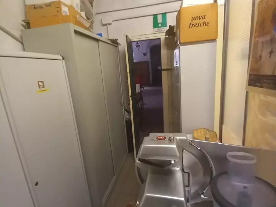 Immagine 10 di Attività commerciale in vendita  a Lucca