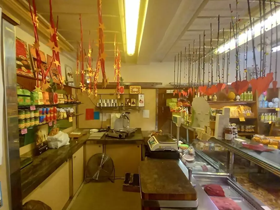 Immagine 7 di Attività commerciale in vendita  a Lucca