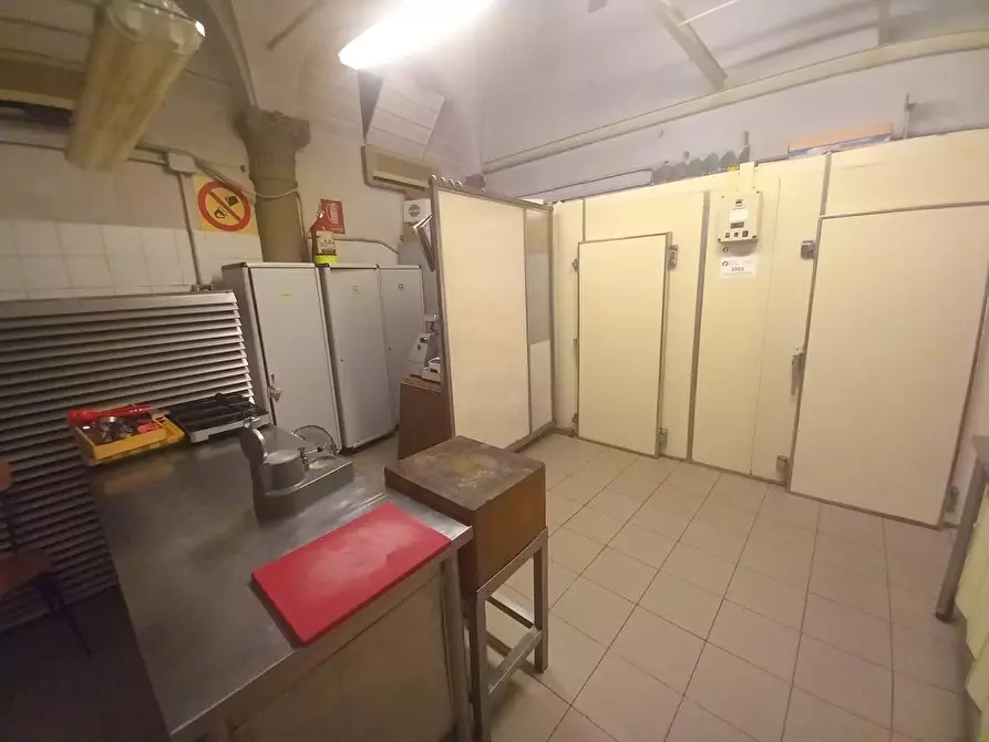 Immagine 9 di Attività commerciale in vendita  a Lucca