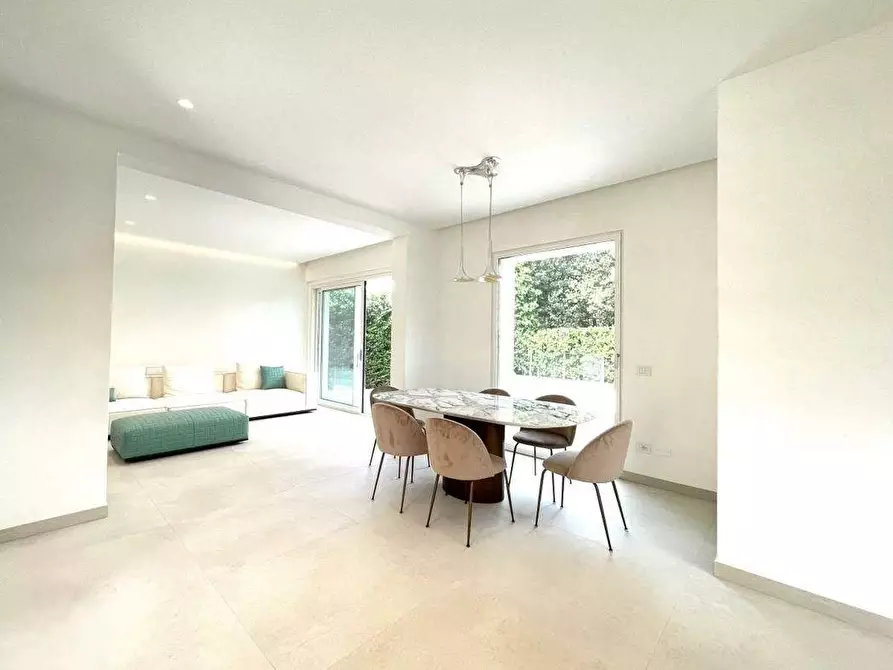 Immagine 9 di Villa in vendita  a Pietrasanta