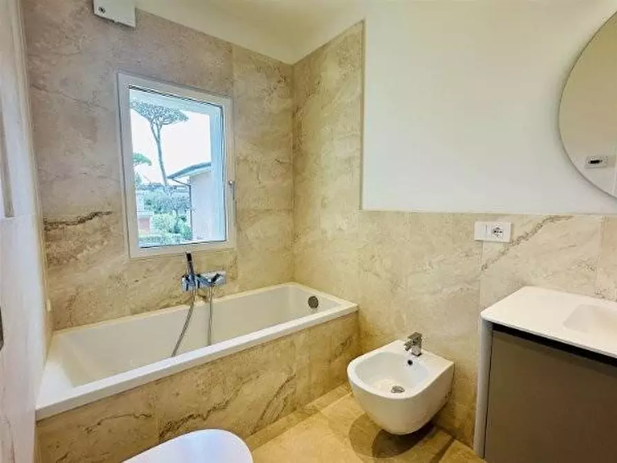 Immagine 48 di Villa in vendita  a Pietrasanta