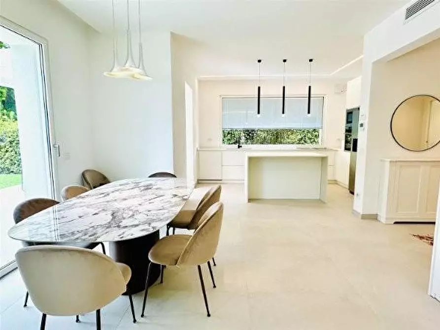 Immagine 17 di Villa in vendita  a Pietrasanta