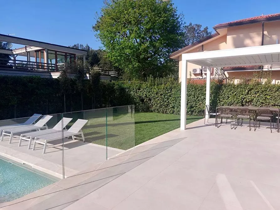 Immagine 3 di Villa in vendita  a Pietrasanta