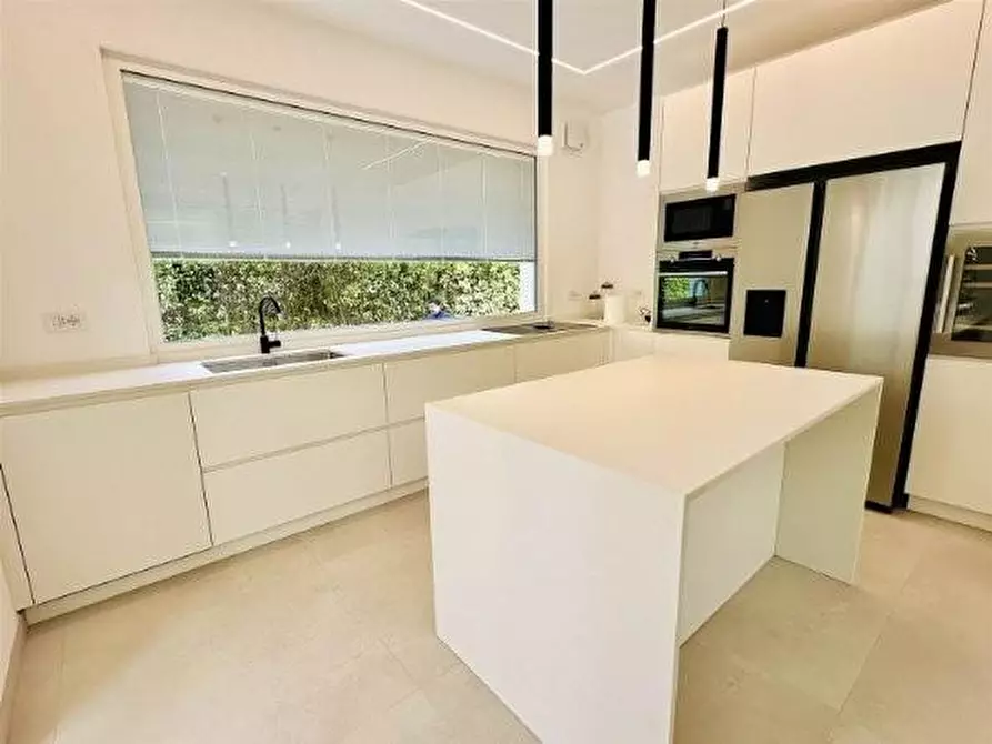 Immagine 24 di Villa in vendita  a Pietrasanta