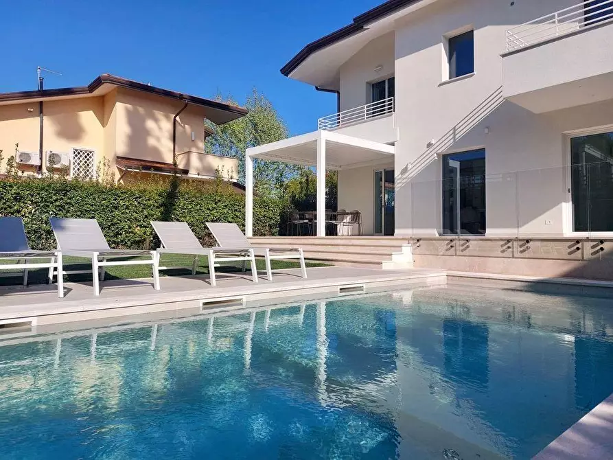 Immagine 2 di Villa in vendita  a Pietrasanta