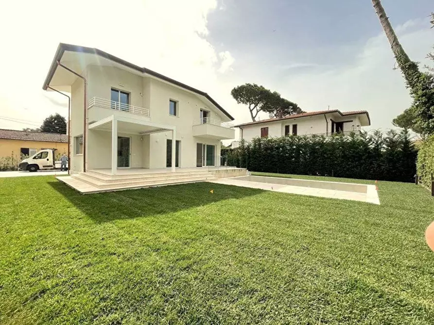 Immagine 6 di Villa in vendita  a Pietrasanta