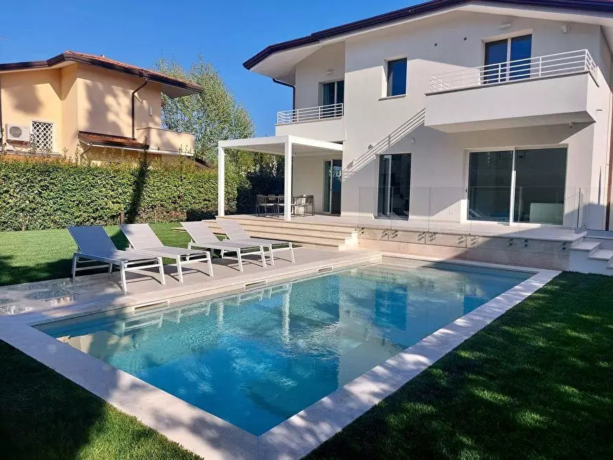 Immagine 62 di Villa in vendita  a Pietrasanta