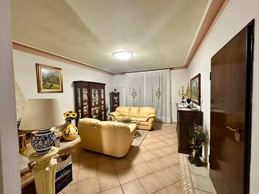 Immagine 1 di Villa in vendita  a Vecchiano