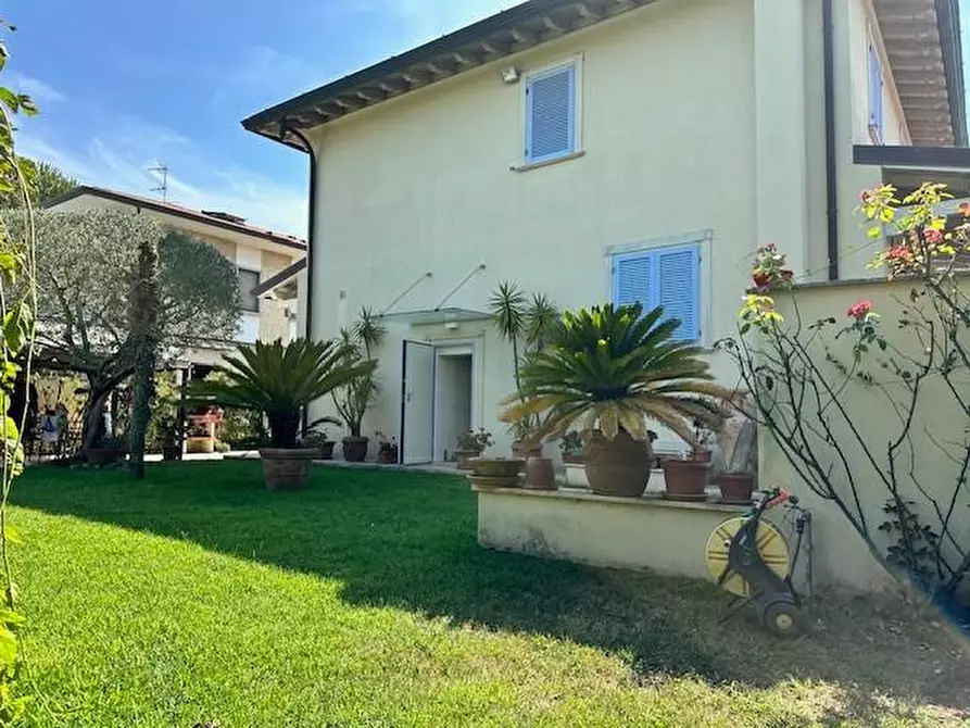 Immagine 15 di Casa trifamiliare in vendita  a Camaiore