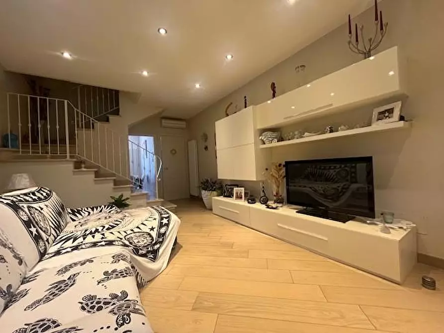 Immagine 25 di Casa trifamiliare in vendita  a Camaiore