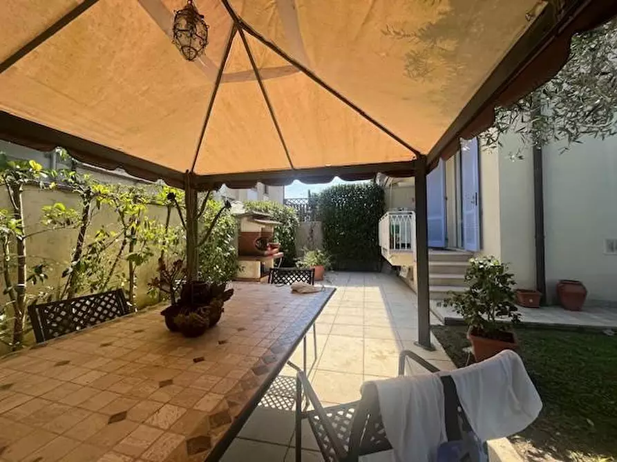 Immagine 18 di Casa trifamiliare in vendita  a Camaiore